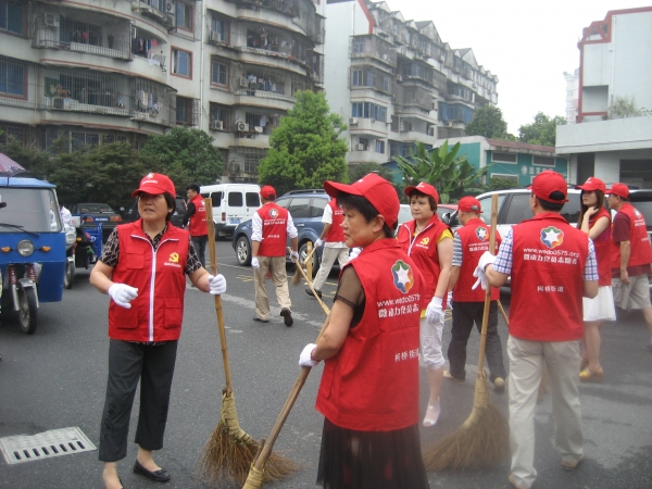 瓜渚湖社区党员志愿者服务队活动—蓝宝石小区环境整治
