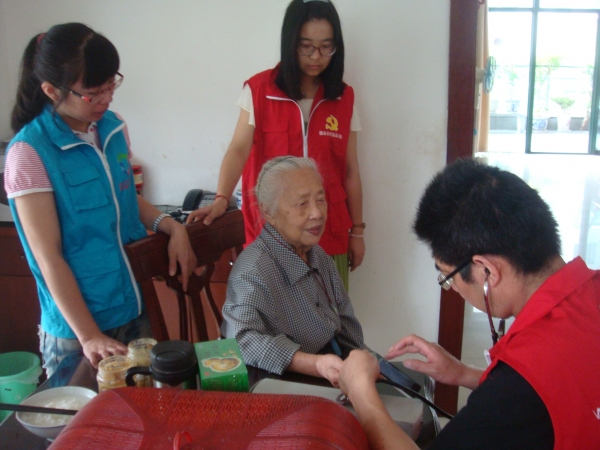 笛扬社区——党员志愿者上门为高龄老人健康体检